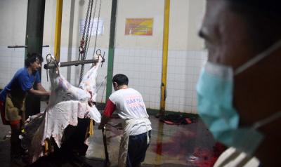 Sejumlah petugas saat melakukan proses penyembelihan hingga pemotongan hewan kurban di RPH Ungaran, Kabupaten Semarang, Jawa Tengah, Rabu (21/7/2021).