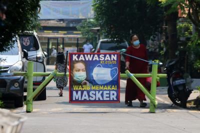 Sejak diberlakukannya PPKM darurat kawasan kelurahan Serdang melakukan penutupan beberapa akses jalan yang digunakan warga di Jakarta, Rabu (21/7/2021).