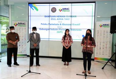 MNC Peduli Serah Terima Kurban kepada Pelaku Pariwisata dan Ekonomi Kreatif melalui Gabungan Industri Pariwisata Indonesia (GIPI) berupa satu ekor sapi.