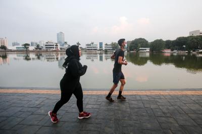 Warga berolahraga di kawasan Danau Sunter, Jakarta Utara, Rabu (21/7/2021).