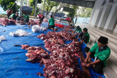 Panitia memotong daging hewan kurban di Masjid Agung Al-Azhar, Jakarta Selatan, Rabu (21/7/2021).