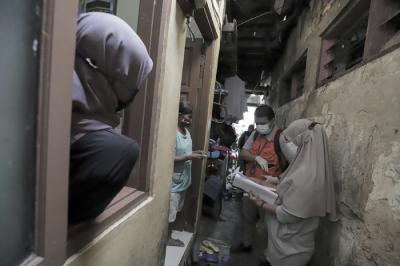 Juru Bayar Kantor Pos Indonesia memotret warga penerima Bantuan Sosial Tunai (BST) di wilayah Kelurahan Petojo Selatan, Jakarta, Rabu (21/7/2021).