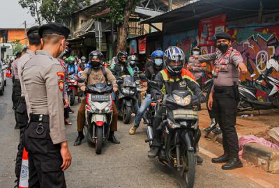 Petugas saat berjaga di sejumlah titik pos penyekatan di kawasan Jakarta, Rabu (21/7/2021).