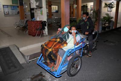 Pasien mendatangi Puskesmas untuk mendapat perawatan awal di Puskesmas Rangkah Surabaya, Jawa Timur, Rabu (21/7/2021) malam.