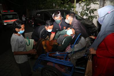 Pasien mendatangi Puskesmas untuk mendapat perawatan awal di Puskesmas Rangkah Surabaya, Jawa Timur, Rabu (21/7/2021) malam.