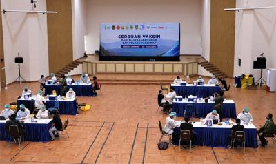 Petugas menyuntikan vaksin kepada Warga saat Serbuan Vaksinasi di GOR Widya Dirgantara, Seskoau, Lembang, Bandung, Rabu (21/7/2021).