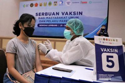 Petugas menyuntikan vaksin kepada Warga saat Serbuan Vaksinasi di GOR Widya Dirgantara, Seskoau, Lembang, Bandung, Rabu (21/7/2021).