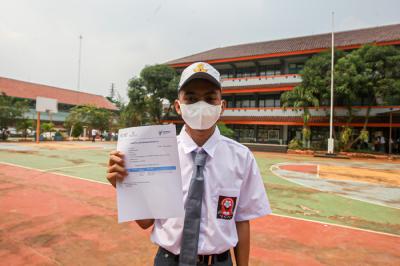 Siswa Sekolah Menengah Atas saat menerima Vaksin varian Sinovac di SMAN 113, Jakarta Timur, Rabu (21/7/2021).