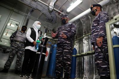 Kepala Staf Angkatan Laut Laksamana TNI Yudo Margono menyerahkan tabung oksigen kepada Gubernur Jatim Khofifah Indar Parawansa di Jawa Timur, Kamis (22/7/2021).