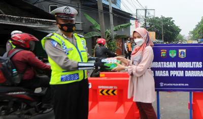 Pegawai PT Bank Tabungan Negara (Persero) Tbk membagikan makanan dan hand sanitizer kepada petugas di kawasan Samsat Daan Mogot, Jakarta, Kamis (22/7/2021).