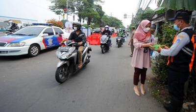 Pegawai PT Bank Tabungan Negara (Persero) Tbk membagikan makanan dan hand sanitizer kepada petugas di kawasan Samsat Daan Mogot, Jakarta, Kamis (22/7/2021).