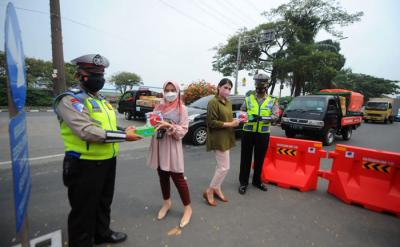 Pegawai PT Bank Tabungan Negara (Persero) Tbk membagikan makanan dan hand sanitizer kepada petugas di kawasan Samsat Daan Mogot, Jakarta, Kamis (22/7/2021).