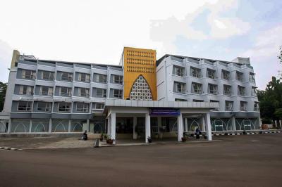 Tenaga Medis saat melakukan pengecekan peralatan kesehatan secara rutin sebelum kedatangan pasien Covid-19 di RSJP Ekstensi Asrama Haji, Kamis (22/7/2021).