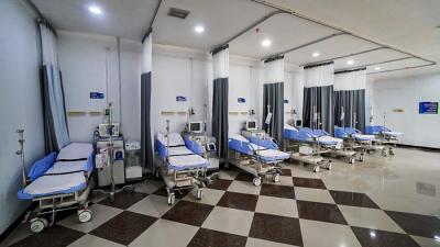 Tenaga Medis saat melakukan pengecekan peralatan kesehatan secara rutin sebelum kedatangan pasien Covid-19 di RSJP Ekstensi Asrama Haji, Kamis (22/7/2021).