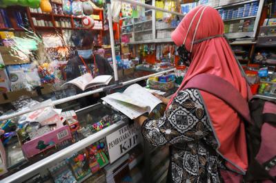 Orang tua saat membeli perlengkapan keperluan anak sekolah di kawasan Jakarta Barat, Kamis (22/7/2021).