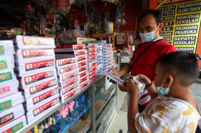 Orang tua saat membeli perlengkapan keperluan anak sekolah di kawasan Jakarta Barat, Kamis (22/7/2021).