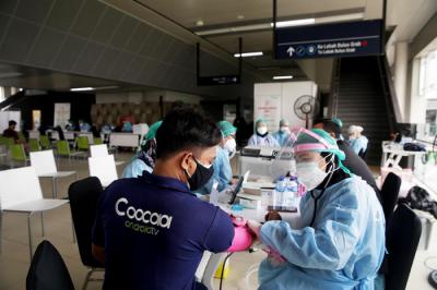 Warga menerima dosis pertama vaksin Covid-19 di Stasiun MRT Blok A, Jakarta, Kamis (22/7/2021).