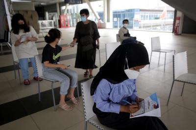 Warga menerima dosis pertama vaksin Covid-19 di Stasiun MRT Blok A, Jakarta, Kamis (22/7/2021).
