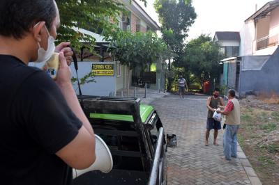 Panitia membagikan daging kurban secara door to door ke rumah-rumah warga di Kelurahan Bulusan, Kota Semarang, Jawa Tengah, Rabu (21/7/2021).
