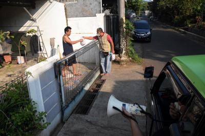 Panitia membagikan daging kurban secara door to door ke rumah-rumah warga di Kelurahan Bulusan, Kota Semarang, Jawa Tengah, Rabu (21/7/2021).