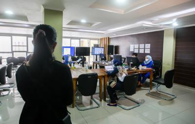 Suasana aktivitas Command Room (Ruang Komando) di Rumah Sakit Pertamina Jaya (RSJP) Extensi Asrama Haji, Jakarta Timur, Kamis (22/7/2021).