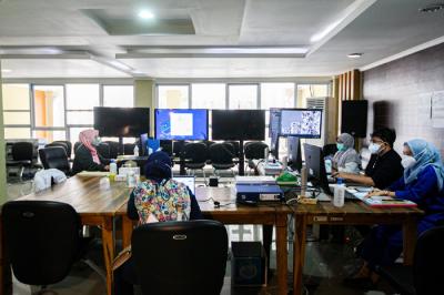 Suasana aktivitas Command Room (Ruang Komando) di Rumah Sakit Pertamina Jaya (RSJP) Extensi Asrama Haji, Jakarta Timur, Kamis (22/7/2021).