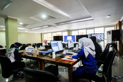 Suasana aktivitas Command Room (Ruang Komando) di Rumah Sakit Pertamina Jaya (RSJP) Extensi Asrama Haji, Jakarta Timur, Kamis (22/7/2021).