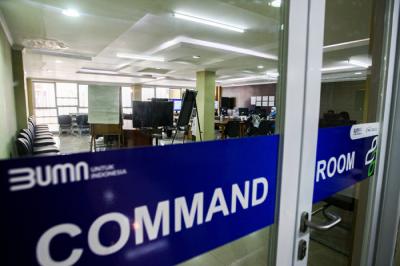 Suasana aktivitas Command Room (Ruang Komando) di Rumah Sakit Pertamina Jaya (RSJP) Extensi Asrama Haji, Jakarta Timur, Kamis (22/7/2021).