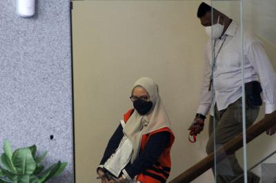 Tersangka Anggota DPRD Propinsi Jawa Barat (2014-2019) Siti Aisyah Tuti Handayani usai menjalani pemeriksaan lanjutan di Gedung KPK, Jakarta, Kamis (22/7/2021).