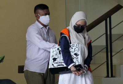 Tersangka Anggota DPRD Propinsi Jawa Barat (2014-2019) Siti Aisyah Tuti Handayani usai menjalani pemeriksaan lanjutan di Gedung KPK, Jakarta, Kamis (22/7/2021).