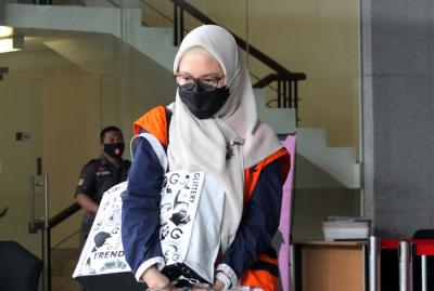 Tersangka Anggota DPRD Propinsi Jawa Barat (2014-2019) Siti Aisyah Tuti Handayani usai menjalani pemeriksaan lanjutan di Gedung KPK, Jakarta, Kamis (22/7/2021).