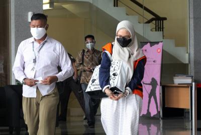 Tersangka Anggota DPRD Propinsi Jawa Barat (2014-2019) Siti Aisyah Tuti Handayani usai menjalani pemeriksaan lanjutan di Gedung KPK, Jakarta, Kamis (22/7/2021).