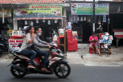 Penjual menata dagangannya di salah satu kios oleh-oleh Haji dan Umroh di kawasan Asrama Haji Pondok Gede, Jakarta Timur, Kamis (22/7/2021).
