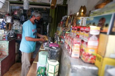 Penjual menata dagangannya di salah satu kios oleh-oleh Haji dan Umroh di kawasan Asrama Haji Pondok Gede, Jakarta Timur, Kamis (22/7/2021).