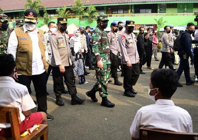 Panglima TNI Marsekal TNI Hadi Tjahjanto saat meninjau pelaksanaan vaksinasi dan pembagian Bantuan Sosial di wilayah Jakarta, Kamis (22/7/2021).