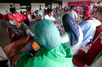 Warga mengikuti vaksinasi Covid-19 di Terminal Kampung Rambutan, Jakarta Timur, Kamis (22/7/2021).