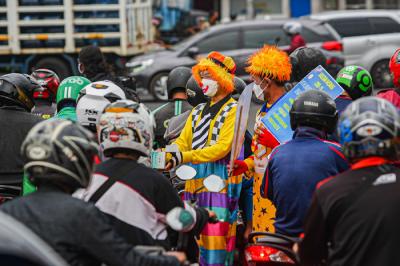Anggota komunitas Aku Badut Indonesia melakukan kampanye di Kawasan Juanda, Depok, Jawa Barat, Jumat (23/7/2021).