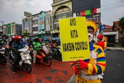 Anggota komunitas Aku Badut Indonesia melakukan kampanye di Kawasan Juanda, Depok, Jawa Barat, Jumat (23/7/2021).