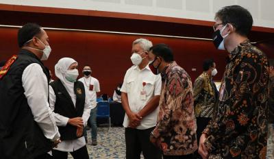 Warga mendapat suntikan vaksin Covid-19 ketika mengikuti vaksinasi massal yang digelar PT Bank Pembangunan Daerah Jawa Timur Tbk.