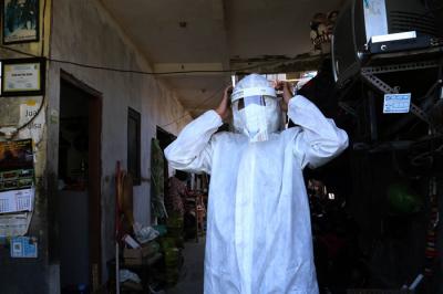 Seorang jurnalis, Bejo Sugiantoro, melakukan fogging disinfektan secara gratis disebuah rumah kos kawasan Gubeng Surabaya, Jawa Timur, Jumat (23/7/2021).