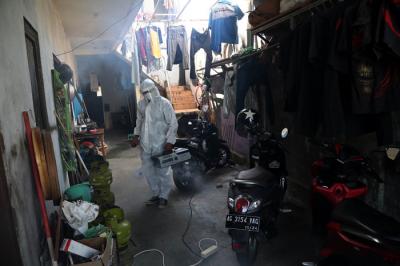 Seorang jurnalis, Bejo Sugiantoro, melakukan fogging disinfektan secara gratis disebuah rumah kos kawasan Gubeng Surabaya, Jawa Timur, Jumat (23/7/2021).