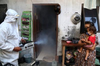 Seorang jurnalis, Bejo Sugiantoro, melakukan fogging disinfektan secara gratis disebuah rumah kos kawasan Gubeng Surabaya, Jawa Timur, Jumat (23/7/2021).