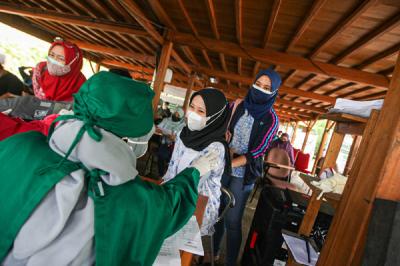 Seorang anak saat menerima suntikan Vaksin Covid-19 jenis Sinovac di Kantor Dompet Dhuafa, Jati Padang, Jakarta Selatan, Jumat (23/7/2021).
