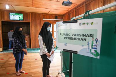 Seorang anak saat menerima suntikan Vaksin Covid-19 jenis Sinovac di Kantor Dompet Dhuafa, Jati Padang, Jakarta Selatan, Jumat (23/7/2021).