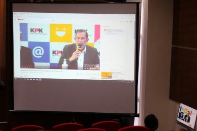 Ketua Dewan Pengawas KPK Tumpak Hatorangan Panggabean memberikan keterangan pers secara virtual di Gedung KPK lama, Jakarta, Jumat (23/7/2021).