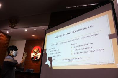 Ketua Dewan Pengawas KPK Tumpak Hatorangan Panggabean memberikan keterangan pers secara virtual di Gedung KPK lama, Jakarta, Jumat (23/7/2021).