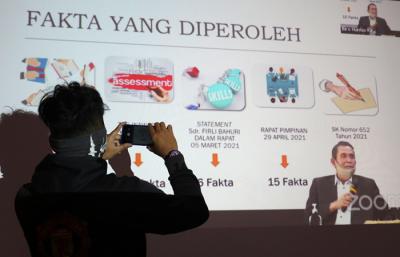 Ketua Dewan Pengawas KPK Tumpak Hatorangan Panggabean memberikan keterangan pers secara virtual di Gedung KPK lama, Jakarta, Jumat (23/7/2021).