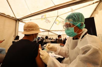 Program vaksinasi yang digelar MNC Peduli dan Kemenparekraf di MNC Studios, Kebon Jeruk, Jakarta Barat, Jumat (23/7/2021).