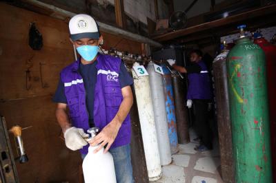 Sejumlah warga antre untuk mendapatkan isi ulang oksigen medis yang dibagikan secara gratis di Jalan Minangkabau Timur, Jakarta, Jumat (23/7/2021).