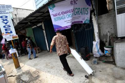 Sejumlah warga antre untuk mendapatkan isi ulang oksigen medis yang dibagikan secara gratis di Jalan Minangkabau Timur, Jakarta, Jumat (23/7/2021).